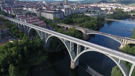 ˈvaɪədʌkt n → viaducto m. El viaducto del Miño se prepara para la llegada de la alta ...