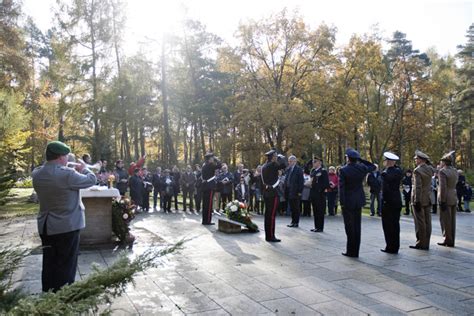 Che spruzza il suo mestruo sui fedeli che, inneggiando bestemmie contro gli apostoli che si masturbano di fronte alla foto di san crispino e, solfeggiando rutti, ficcano dita in culo a san pietro per farlo. Cerimonia di commemorazione dei caduti italiani a Berlino ...