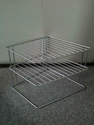 Featuring three elegant rectangular white dishes that sit sturdily on a slim stand, this set is perfect for displaying a wide variety of appetizers, desserts and snacks. CORNER PLATE RACK - 3 TIER PLATE STAND HOLDER/STACKER ...