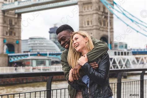 Feliz Multirracial Pareja En El Amor En Londres Foto De Stock Crushpixel