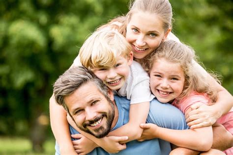 Famiglia Felice Con Abbracciare Di Due Bambini Fotografia Stock