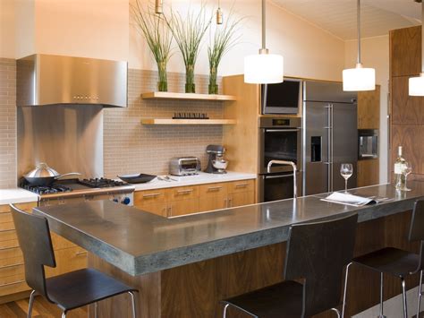 Finalmente tenemos una cocina pequeña y moderna, de colores bien contemporáneos y muy utilizados en diseño moderno de interiores, en la gama del marrón, combinando con el gris y electrodomésticos en acero inoxidable. COCINAS MODERNAS PEQUEÑAS. ESTILOS Y DISEÑOS | Hoy LowCost