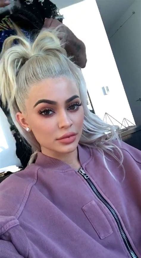 Kylie Jenner Shows Off Her Toned Figure In Bandeau Top In Racy Instagram Snaps Artofit