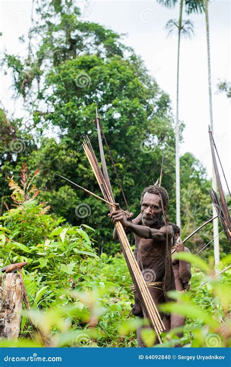 El Papuan De Una Tribu De Korowai Apunta Para Los Lanzamientos A Un