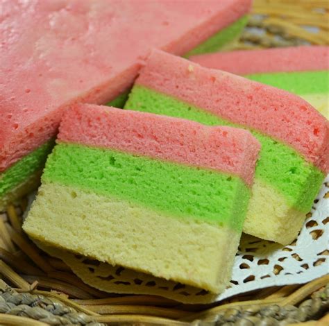 Cake yang satu ini terbilang istimewa karena bisa dibuat tanpa oven. Steamed Rainbow Cake | cindychn