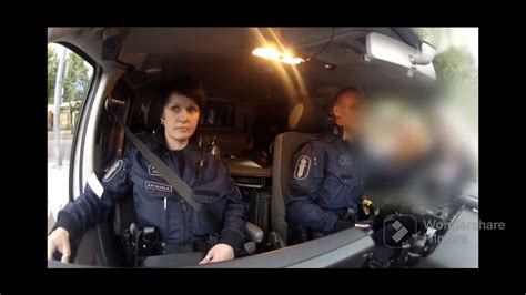 Poliisit Nainen Haluaa Kusta Ja Mies Leikkii Pikku Työttömän Kanssa