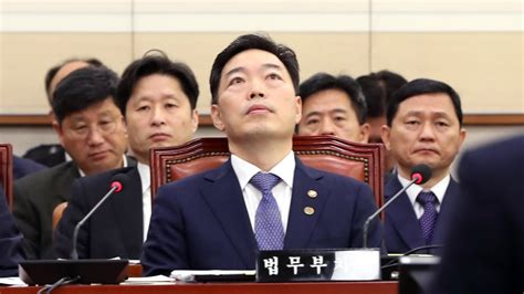 2020년 4월 26일, 법무부에서 김오수 차관을 교체하고, 고기영 서울동부지방검찰청 검사장을 그러나 이성윤과 마찬가지로 김오수 또한 친정부 성향으로 분류되기 때문에 검찰의 중립성과 독립성을 훼손할. 조국 다음은 김오수…검찰개혁 나서자 수사? / 연합뉴스TV ...