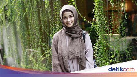 8 Foto Gaya Hijab Jihan Fahira Yang Awet Muda Di Usia 44 Tahun Foto 2