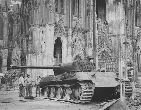 Sie ist die bevölkerungsreichste kommune des landes und die viertgrößte deutschlands. Panther Ausf A Outside Cologne Cathedral 1945 | World War ...