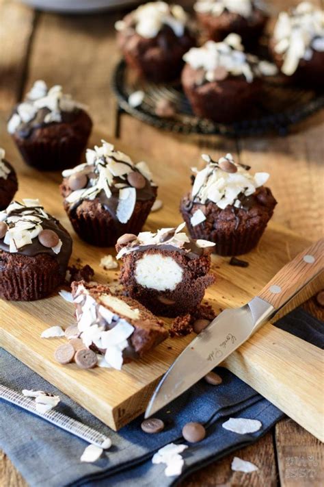 Ihr könnt ihn sehr gerne nachbacken, das rezept ist im link. Einfache Schoko-Kokos-Muffins mit Kokosfüllung - Ina Isst ...