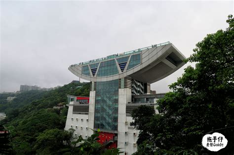 預先購買 kkday 專屬香港太平山景點套票，將有專業導遊帶你走 vip 快速通道，搭乘山頂纜車輕鬆直登山頂，沿途欣賞香港著名地標及景色，包括銅鑼灣時代廣. 【香港必遊點】君臨天下勢 太平山頂 鳥瞰維港日與夜 凌霄閣+山頂廣場玩意多 - 拖手仔 去街Guide