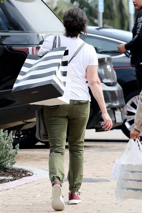 By clare mccarthy for mailonline. Shannen Doherty and Sarah Michelle Gellar - Shopping ...