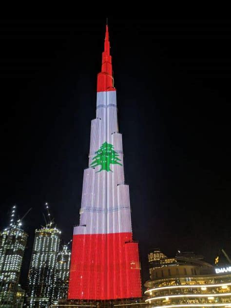 Lorsque les résultats de saisie automatique sont disponibles, utilisez les flèches haut et bas pour parcourir et la touche entrée pour sélectionner. La Burj Khalifa de Dubaï illuminée aux couleurs du drapeau ...