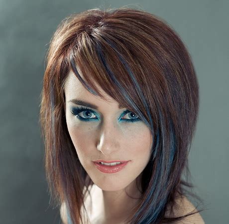 Coiffure visage rond le mannequin lily cole est le parfait exemple du visage rond. Coiffure mi long visage rond