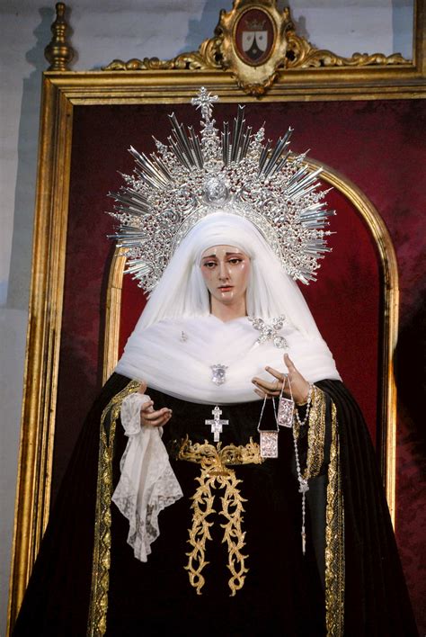 Yo deseo que todos sin excepción se cobijen bajo la sombra protectora de tu santo escapulario, que todos estén unidos a ti, madre mía, por los estrechos y amorosos lazos de esta tu querida insignia. La Virgen del Carmen vestida para el mes de Ánimas ...