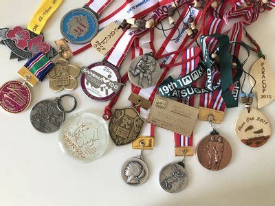 メダル · メダル (medal) は、直径数センチ大の金属の延べ板に、業績や事績の記念などの目的で、何らかの意匠を刻印したものをいう。 ただし、通貨として利用される貨幣（ . 完走メダルの素敵な行き先 | ランバナ