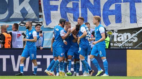 2 Bundesliga Hansa Rostock Ist Nach Zwei Toren In Der Nachspielzeit