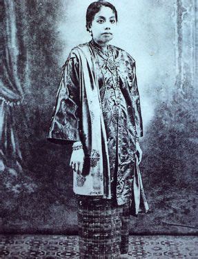 Pakaian ini selalunya dipadankan dengan kain samping yang diikat di. Pakaian dan Perhiasan Tradisional Negeri Kedah - Pakaian ...