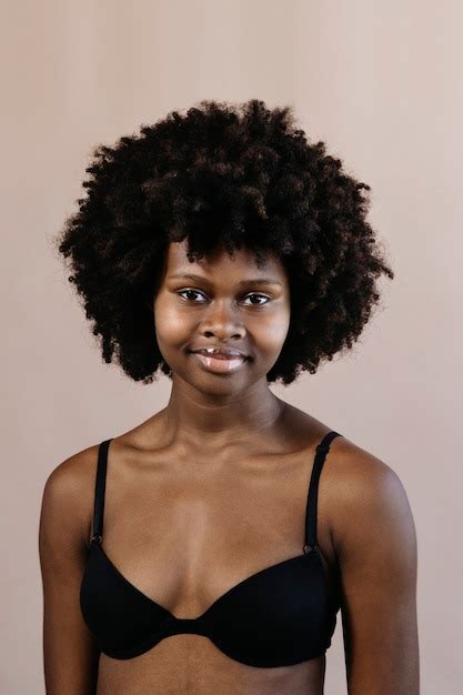 Schöne nackte schwarze Frau mit Afrohaar Social Template Premium Foto
