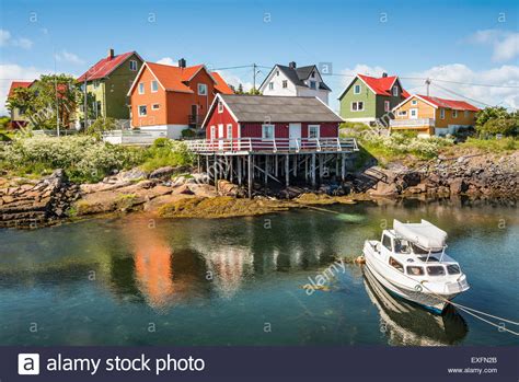 Henningsvær rorbuer består av 26 restaurerte rorbuer hvor det opprinnelige miljø er ivaretatt. Fishing village Henningsvaer in Lofoten islands, Norway ...