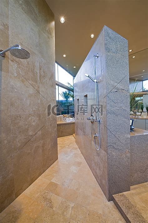 棕榈泉家的步入式淋浴间高清摄影大图 千库网