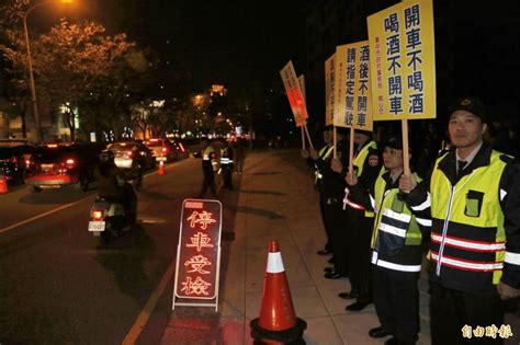 更多社會相關新聞 潑蟑後得知有警局長 驚呼完蛋 賓士男酒駕撞行人 拖行逾50公尺亡 男爭搶少女率眾 台中市今（5）日凌晨發生一起酒駕死亡車禍，一名方姓男子駕駛賓士車，疑似因車速過快，未注意路. 酒駕修法7月起重罰 中市臨櫃宣導 - 社會 - 自由時報電子報