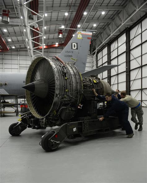 Kc 135 Engine Maintainers Push A Kc 135 Stratotanker Engin Flickr