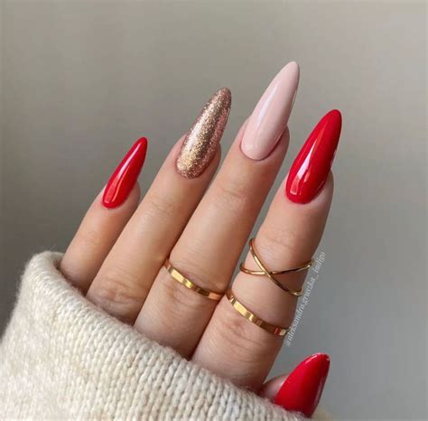 Unhas nails almond esmalte vermelho com brilho dourado com anéis em