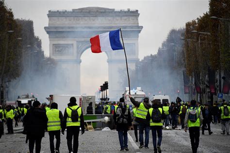 Paris Police Fire Tear Gas Water Cannon Against ‘yellow Vest Protesters