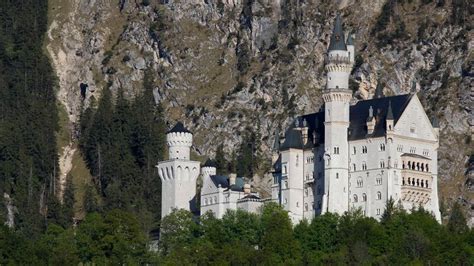 American Arrested For Pushing 2 Us Tourists Into Ravine At German Castle Leaving One Woman Dead