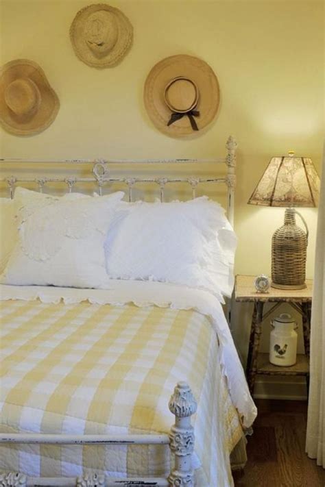 90 Stunning Vintage Farmhouse Bedroom Decoration Ideas Country House