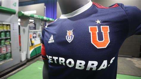 He began his career with river plate, where he won the apertura in 2008, and later played in spain with málaga. Camisetas adidas de la Universidad de Chile 2019