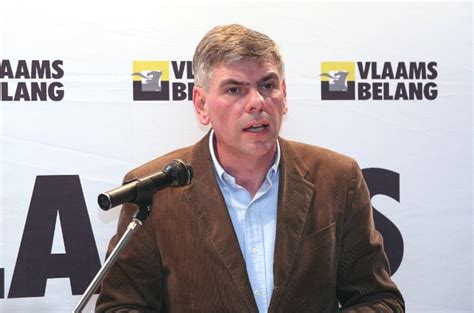 De deur moet dicht, niet uit racisme of haat tegen hen die buiten onze deur staan, maar uit liefde voor wie binnen ons huis woont. Vlaams Belang Antwerpen steunt lijsttrekker in ...