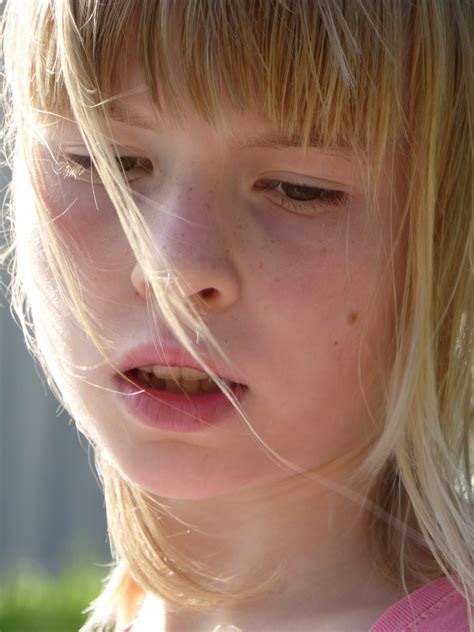 무료 이미지 사람 소녀 바람 초상화 모델 어린이 담홍색 표정 말뿐인 헤어 스타일 긴 머리 주근깨 닫다