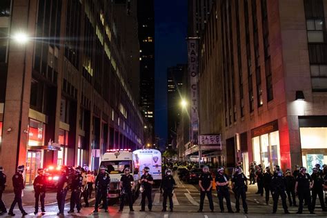 Nypd And De Blasio Faulted Over Looting At Macys And Across Midtown