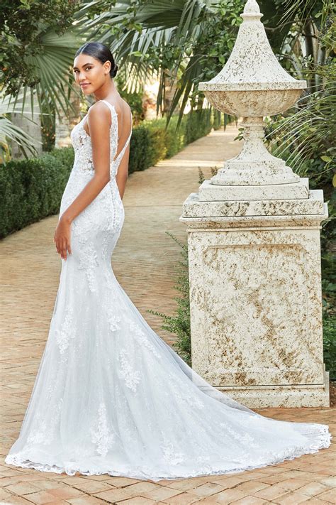 Sie möchten stilvoll ihre weiblichen rundungen in szene setzen und einen klitzekleinen hauch begehrlichkeit wecken? Brautkleid mit Spitzenmieder und Perlenbesatz