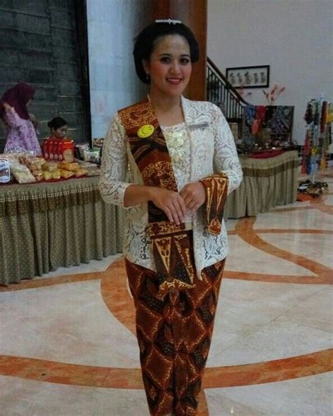 Wearing Kutubaru Kebaya With Javanese Hair Style Called Sanggul Jawa