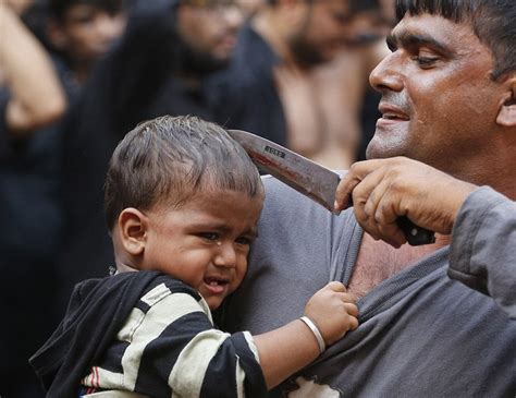 بالصور دماء ونار وأجساد مقطعة فى احتفالات شيعة باكستان بيوم عاشوراء