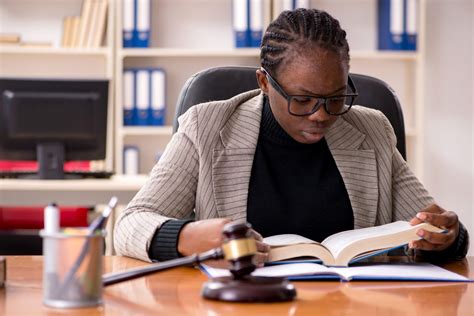 Black Female Lawyer In Courthouse Irts Institut Régional Du Travail