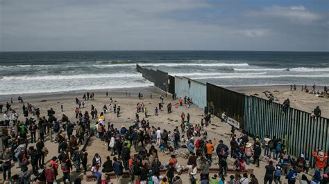 Migrant Caravan Of Asylum Seekers Reaches Us Border The New York Times