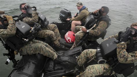 3rd Force Reconnaissance Co Execute Dive Operations Training United