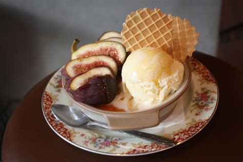 fresh figs madagascar vanilla ice cream and creme brulee スイーツ
