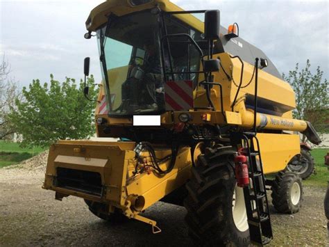 New Holland TC 5070 Combine harvester - technikboerse.com