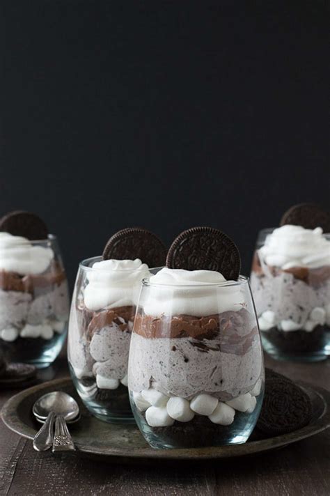 This oreo parfait has the perfect crunch of oreo crust and the gooey oreo whipped cream with a thick chocolate ganache. 10 lækre og nemme desserter med Oreos | Oreo dessert ...