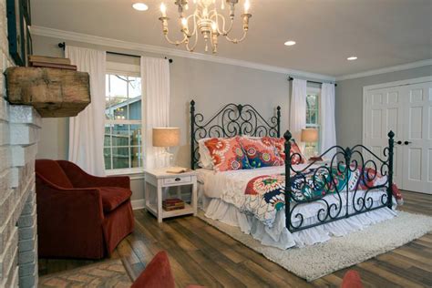 Add a chandelier to your bedroom to shed light on your pretty personal space and enhance your bedroom's design statement. 26+ Bedroom Chandeliers Designs, Decorating Ideas | Design ...