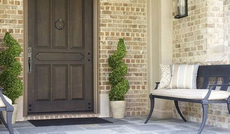 You cannot use the type with a peephole with this type of installation. Door knockers for double door entry