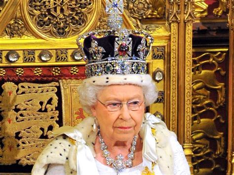 Elisabetta Regina D Inghilterra Rossini - Elisabetta II non è regina d'Inghilterra: l'errore nel titolo reale che