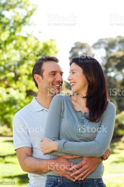 공원에서 포옹 하는 아름 다운 커플 2명에 대한 스톡 사진 및 기타 이미지 2명 30 34세 30 39세 Istock