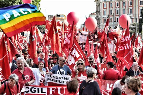 Manifestazione Cgil, Cisl e Uil oggi a Bologna, 30mila persone in