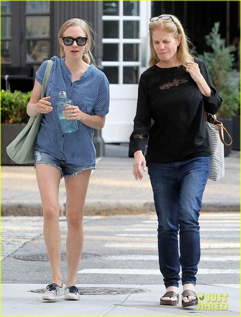 amanda seyfried grabs lunch with her mom in the big apple photo 3448698 amanda seyfried